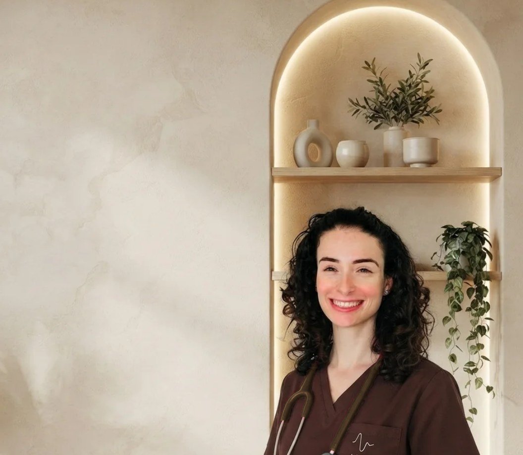 Andrea Martín, fisioterapeuta de AIRA Fisioterapia + Pilates, en la sala de tratamiento del centro en Tarragona